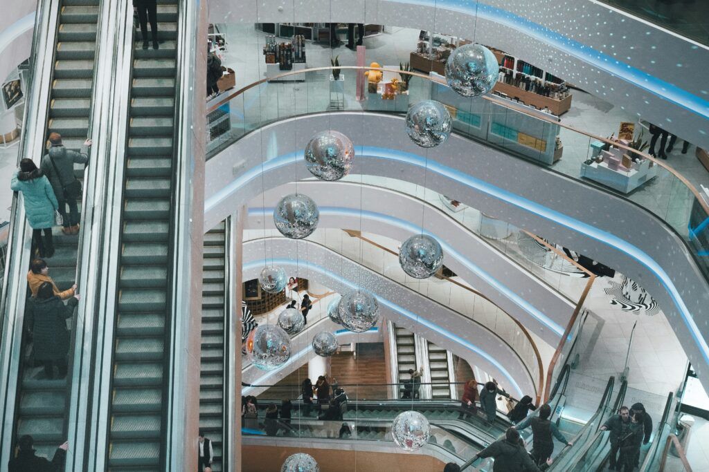 Retail shopping experience in a mall